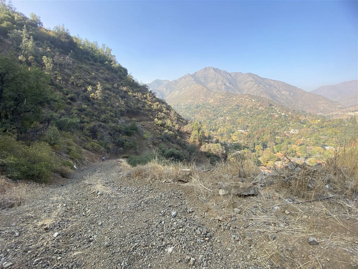 LA LOMITA CON CAMINO LOS REFUGIOS DEL ARRAYAN 