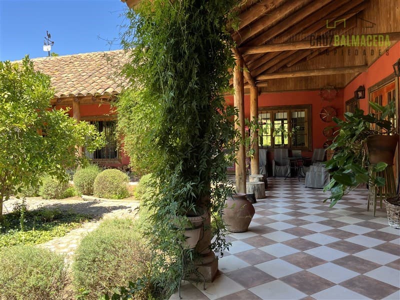 Casona Chilena completamente amoblada, impecable con lindo parque y plantación de nogales.