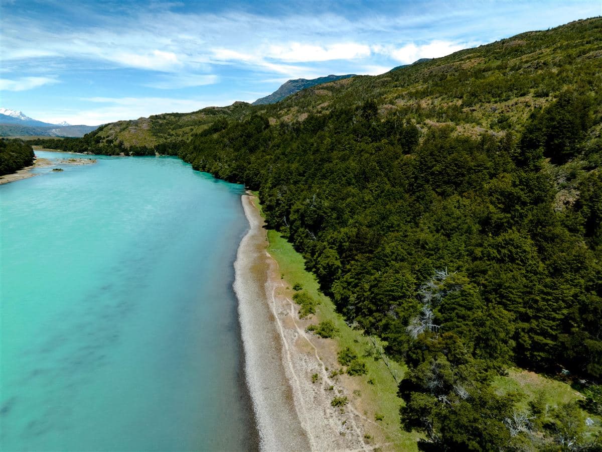 Ubicado en el Rio Baker a 15 minutos de Cochrane 