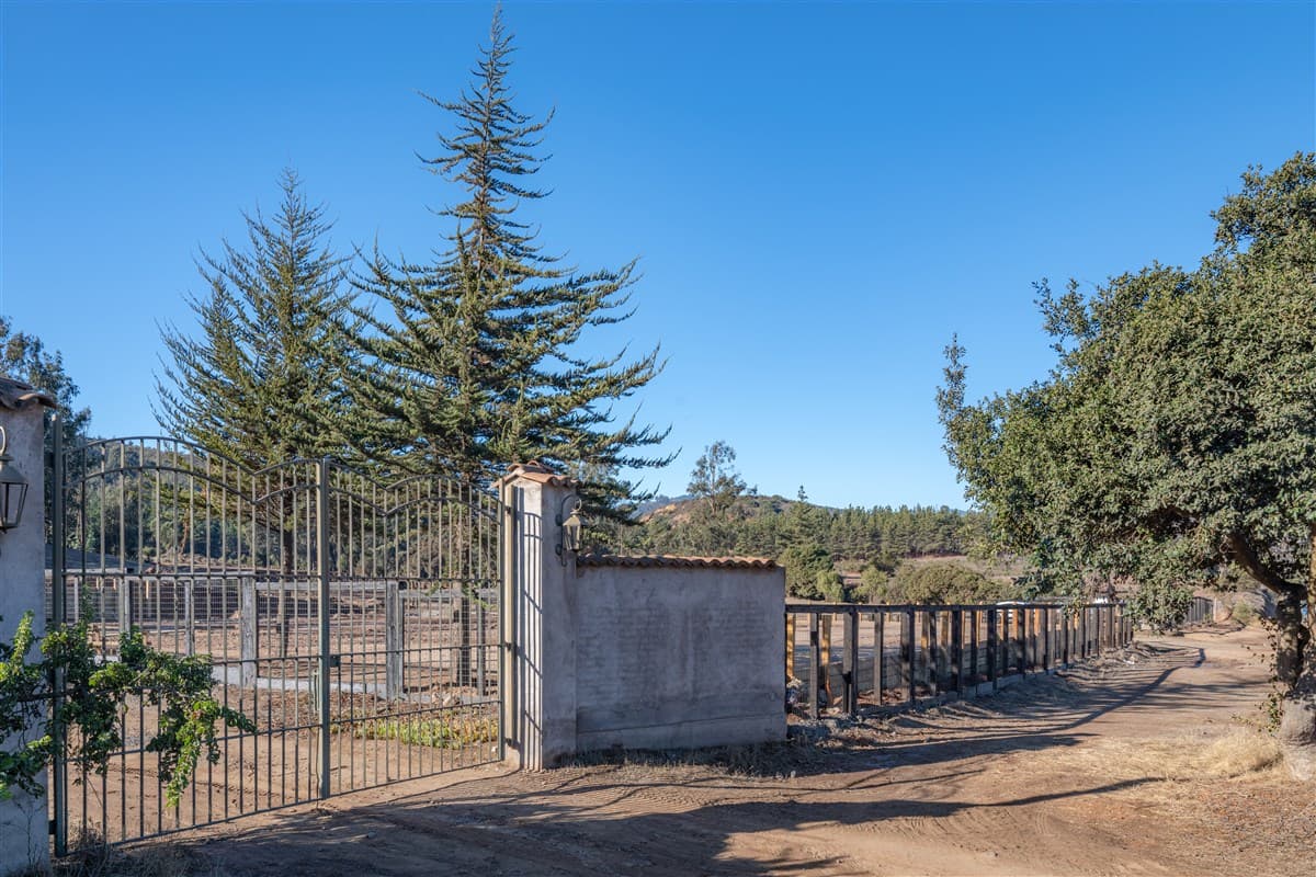 Ruta F-30 entrando a Maitencillo - orilla de pavimento.