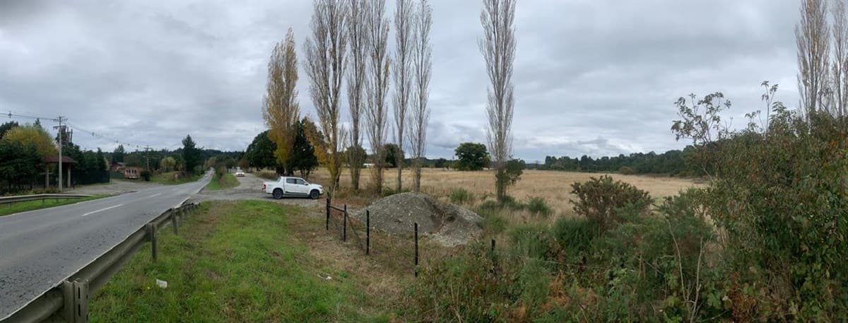 Frente a la ruta V-50 que une Puerto Varas con el sector de Nueva Braunau 