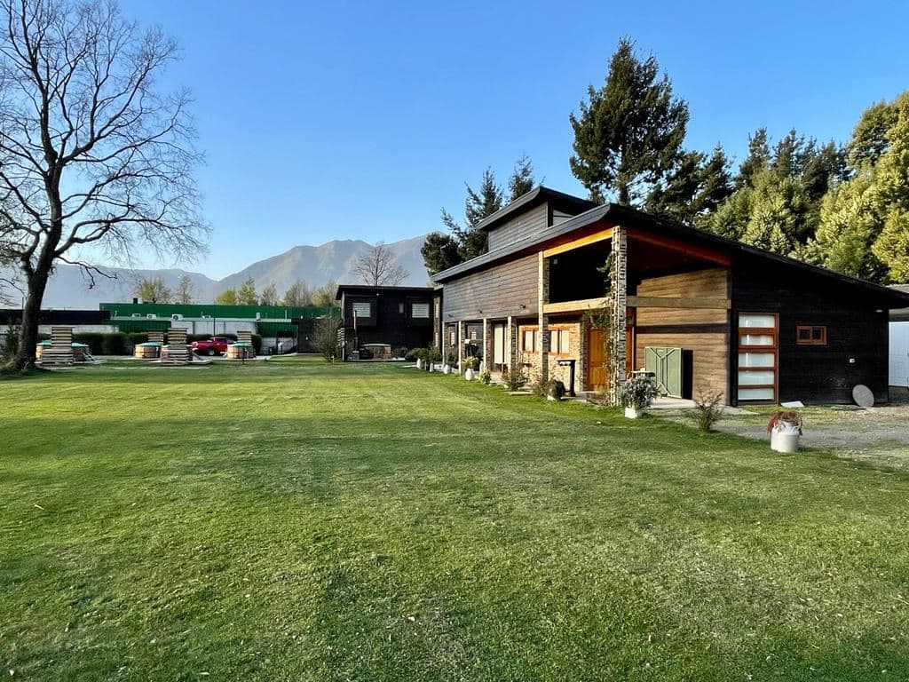 COD37616 Casa 2 pisos mas 8 cabañas estudio ideal para Hotel Boutique - Restobar a minutos del centro de Pucón