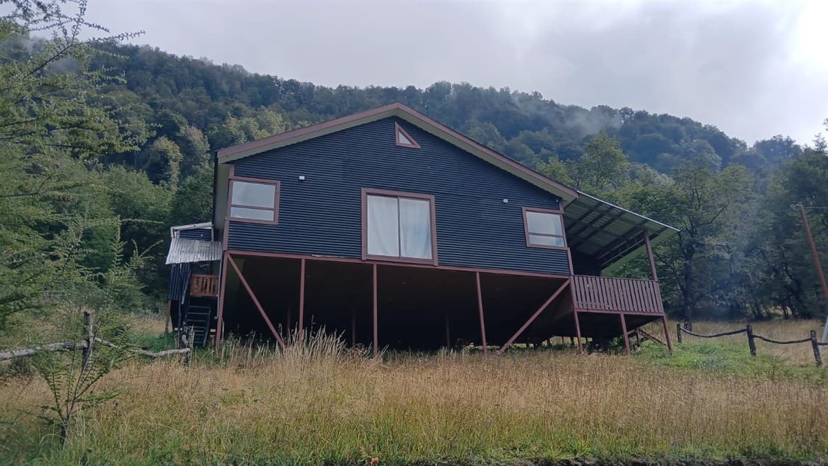 HERMOSA PARCELA CON CASA, QUINCHO Y BODEGA CAMINO LAGO ATRAVESADO 25 MINUTOS DE COYHAIQUE
