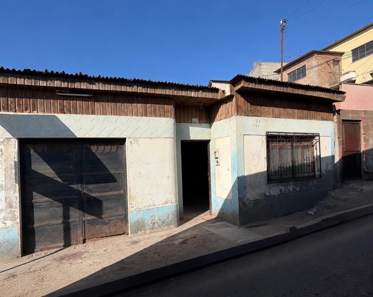 Uribe media cuadra abajo de colegio José lancaster 