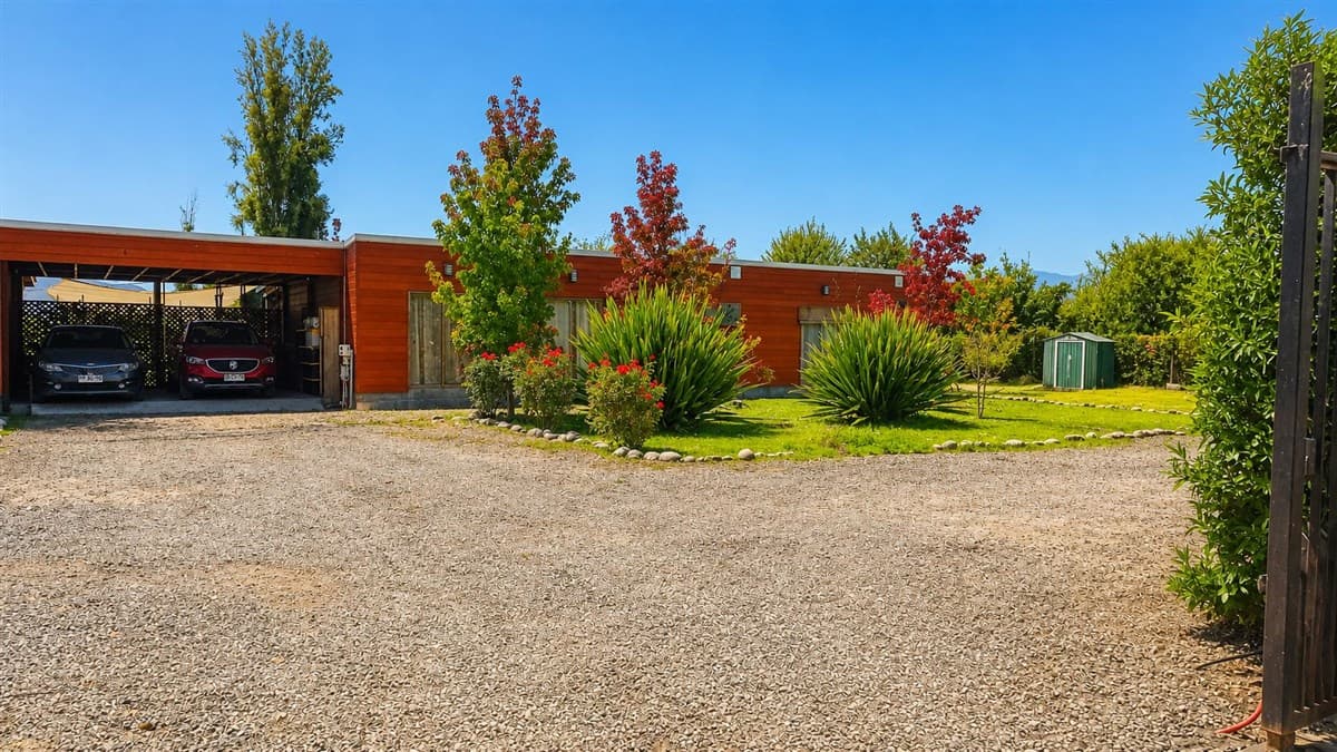 Parcela con dos casas en Condominio Santa Isabel excelente conectividad 