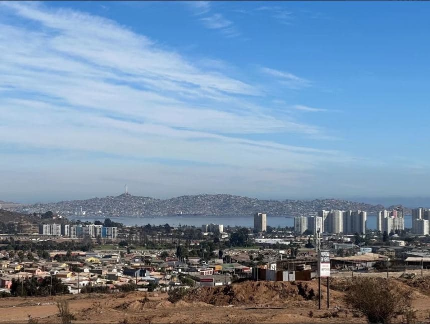 ubicado en Avda Las Palmeras por el Sur, Avda Alberto Arenas por el oriente y Avda Gabriela Mistral por el poniente