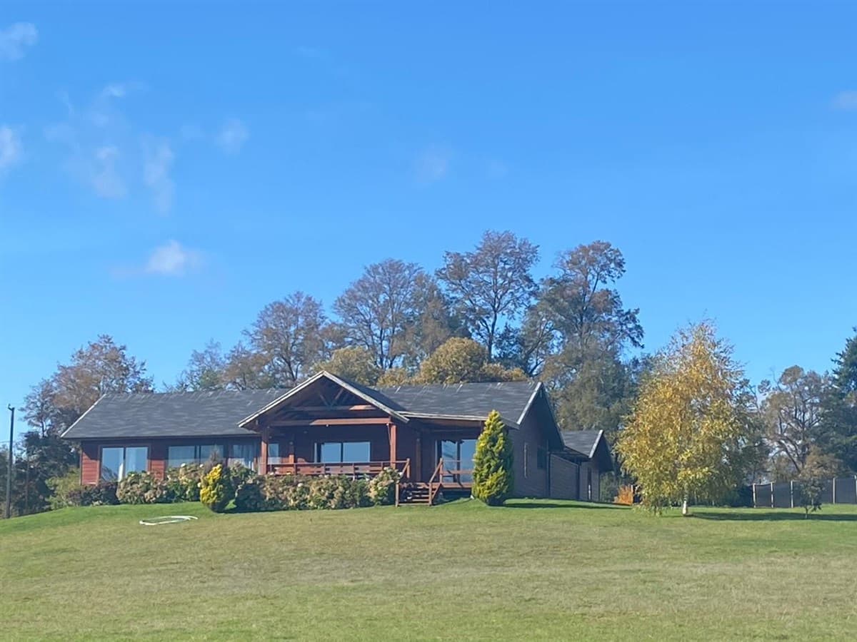Linda casa con vista al lago y al volcán a 7 km de Pucón 
