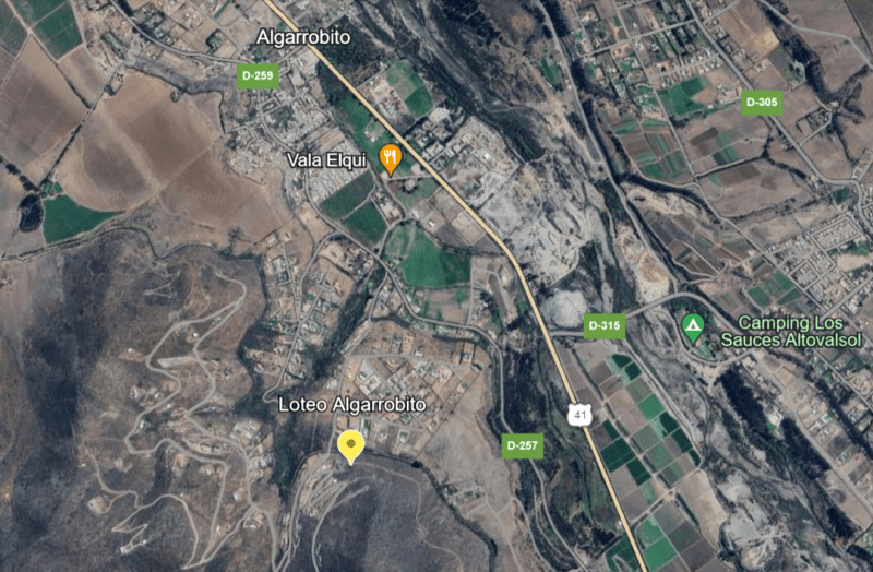 Cercano a la plaza de Algarrobito, aproximadamente 900 metros, y a 7 km del centro de la ciudad de La Serena