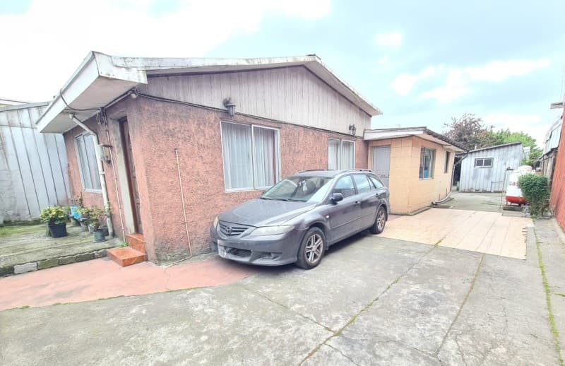 SE VENDE SITIO CON 2 CASAS EN TALCAHUANO, AMPLIO TERRENO.   