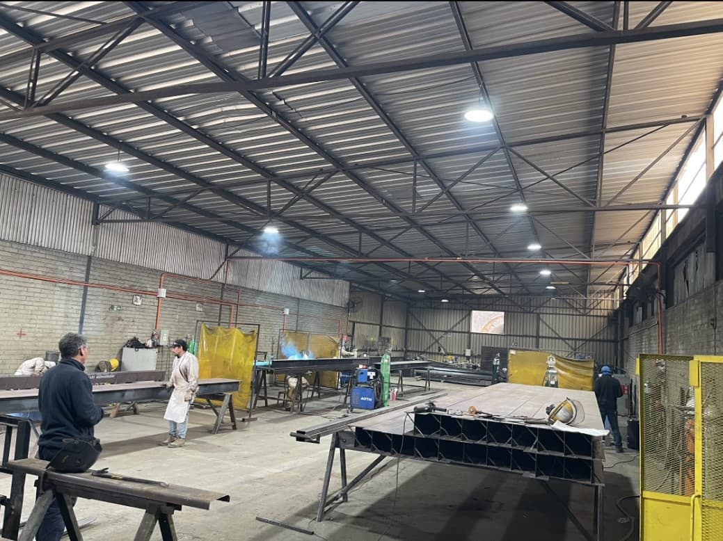 CAMINO LOS PINOS CON RUTA 5 SUR.                            