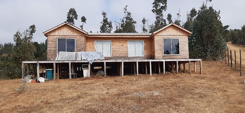 PARCELA CON CASA EN PAREDONES                               