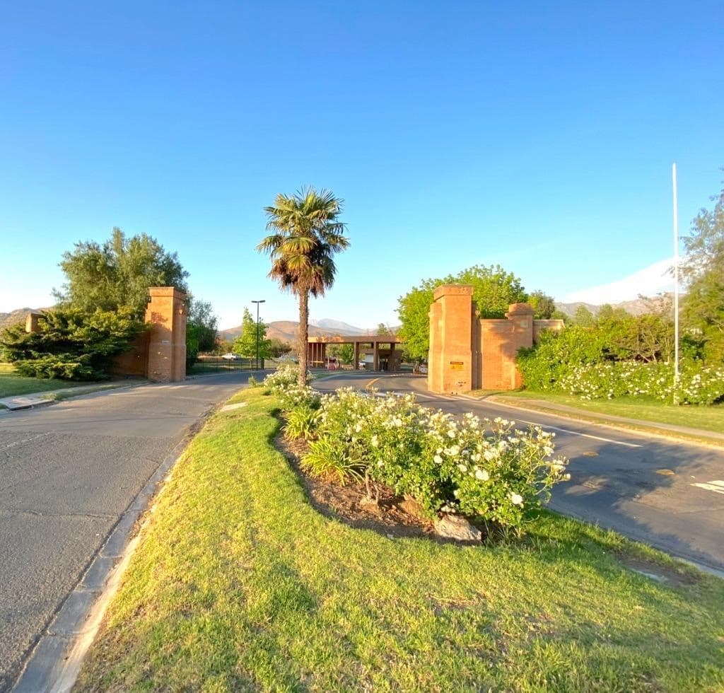 PARCELA DE 5.500 M2 CONDOMINIO POLO DE MANQUEHUE I CHICUREO 