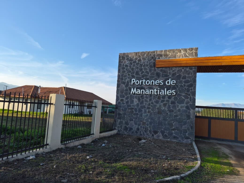 CONDOMINIO PORTONES DE MANANTIALE                           