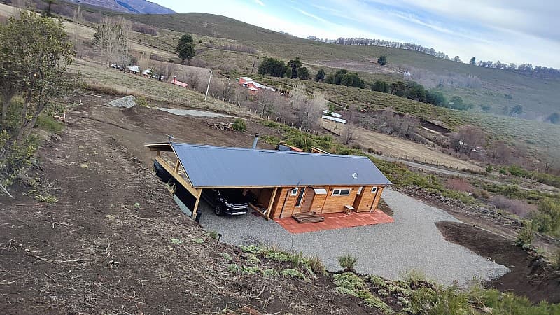 PRECIOSA PARCELA CON IMPECABLE CONSTRUCCIÓN.                