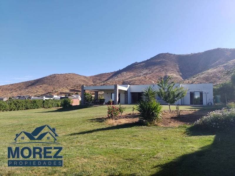 PARCELA CON DOS CASAS MODERNAS 5.000MT2 EN CONDOMINIO.      