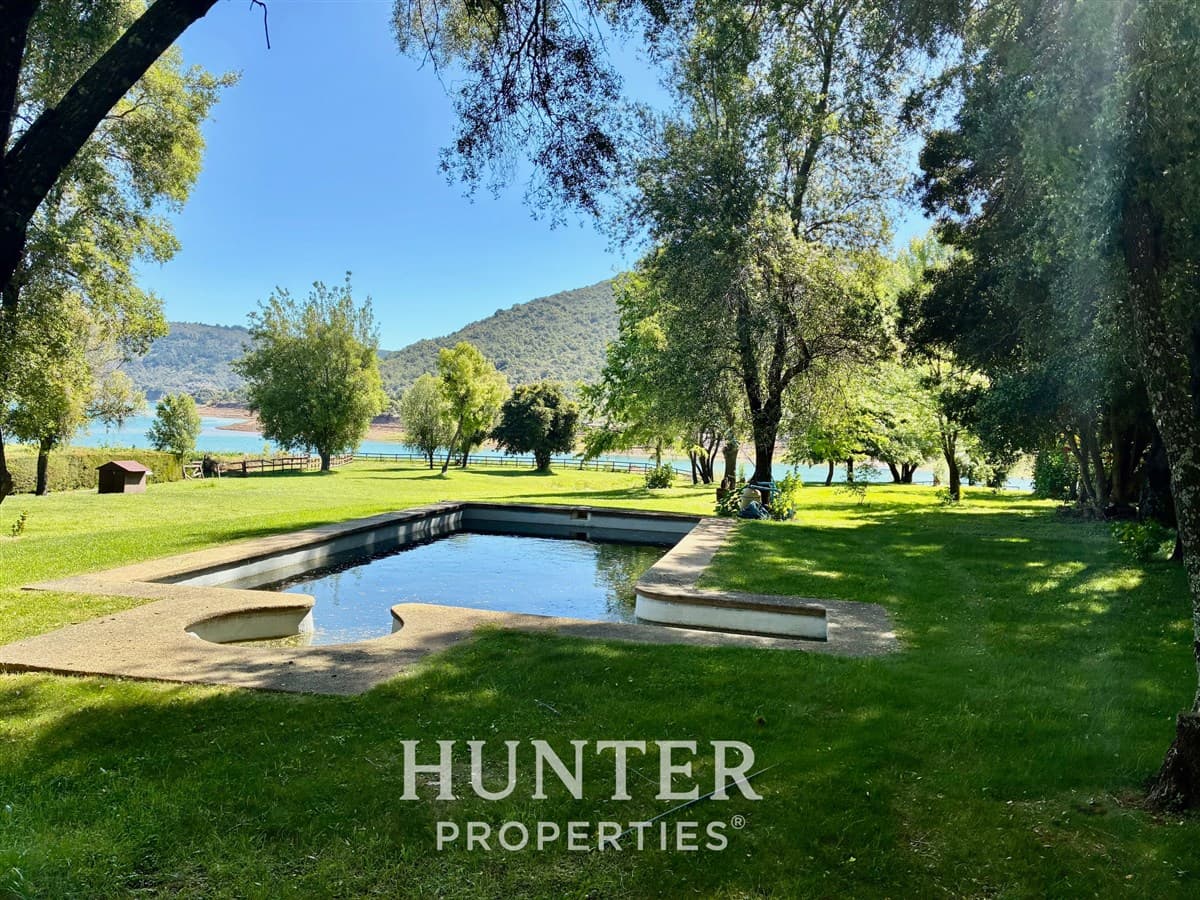 el colorado , lado norte del lago colbún , cerca de la represa