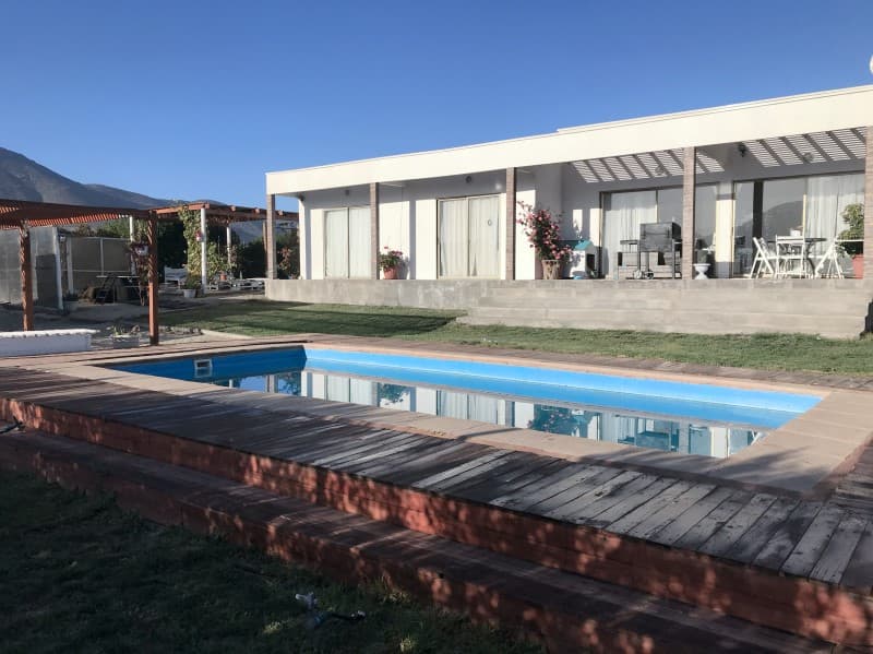 PARCELA REGULARIZADA CON CASA, PISCINA Y FRUTALES – HINOJAL 