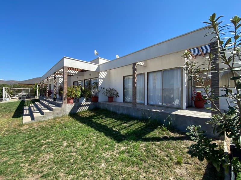PARCELA REGULARIZADA CON CASA, PISCINA Y FRUTALES – HINOJAL 