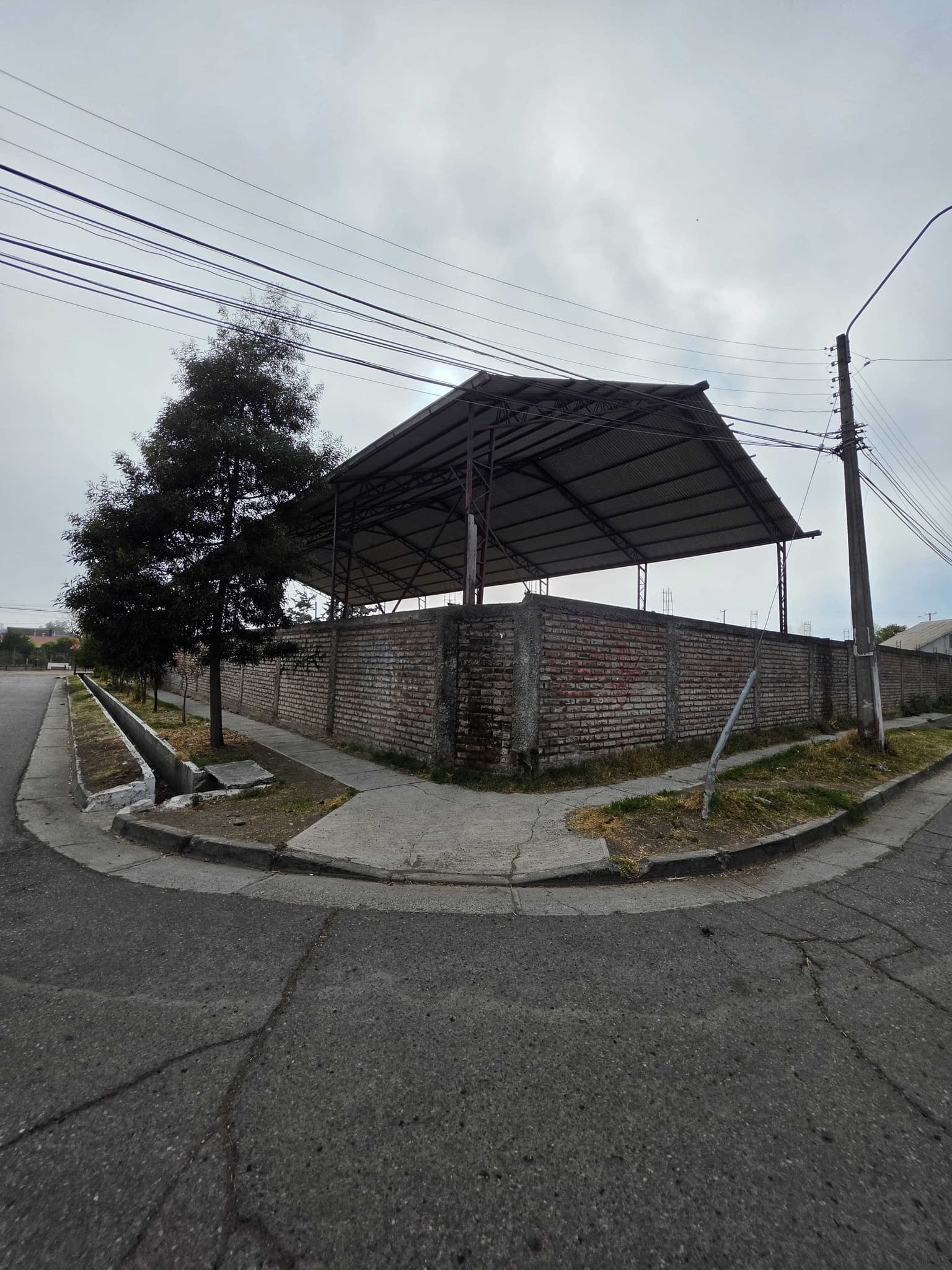 Gran terrreno de esquina en Villa San Rafael (181002)