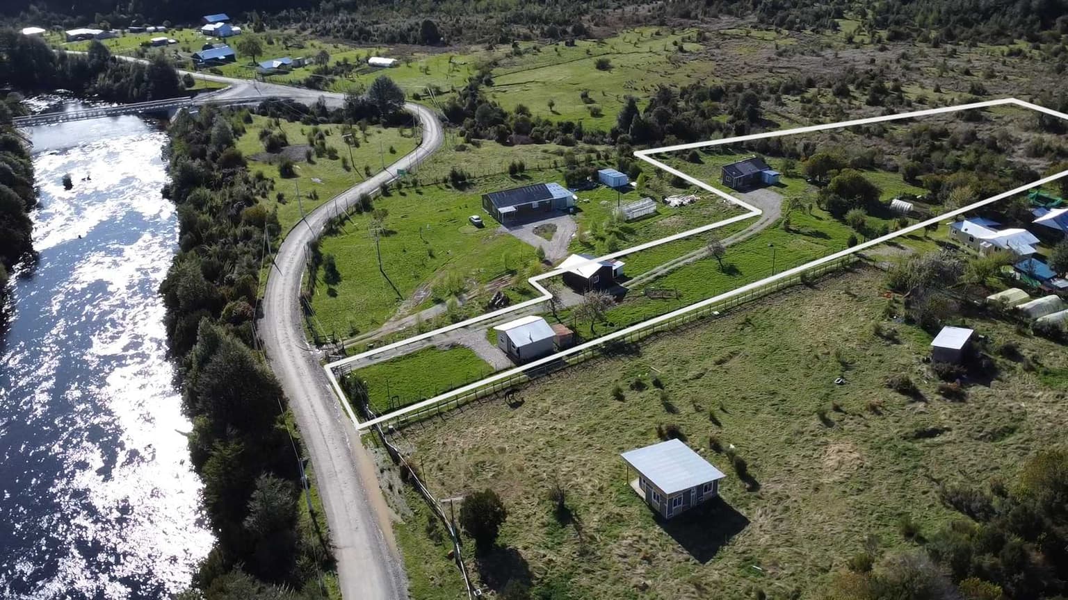 Parcela 1ha Con 3 Cabañas Frente a Rio Pangal (171790)