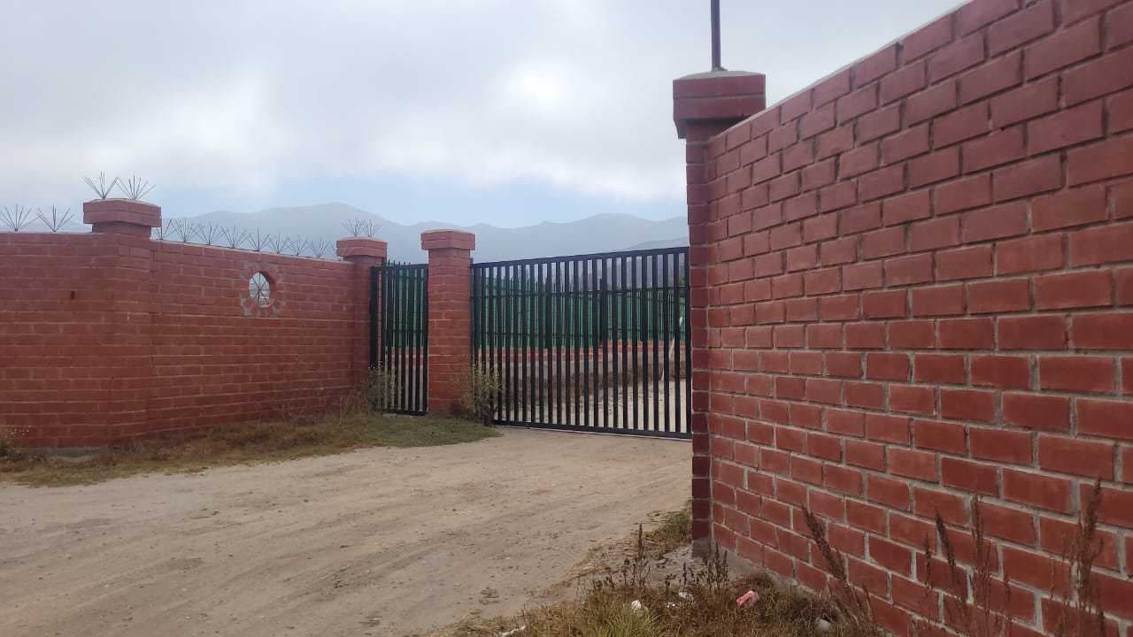 VENDE HERMOSA PARCELA CON CASA (98707)